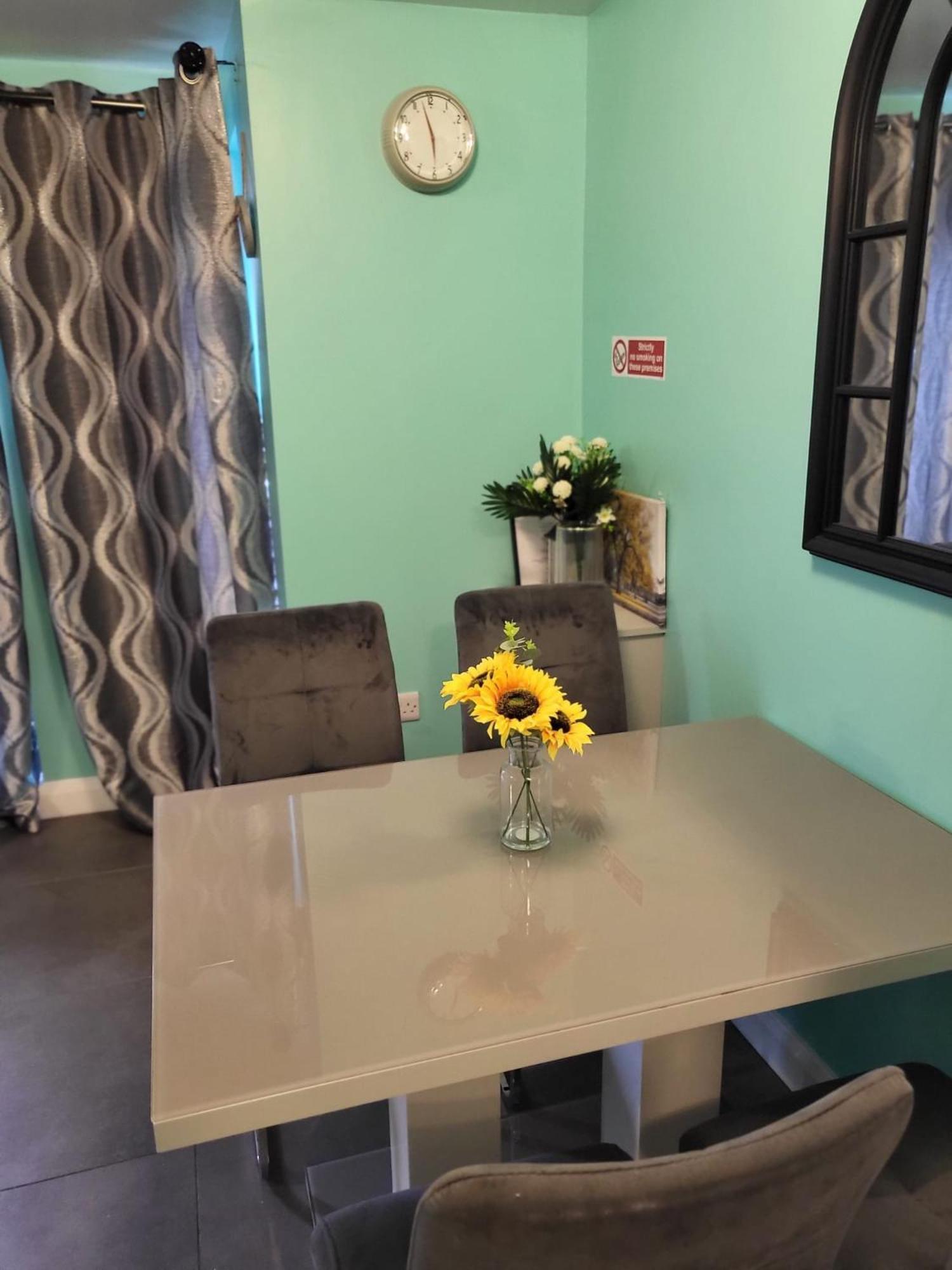 Lovely 2- Bedroom Apartment In Belfast Exteriör bild